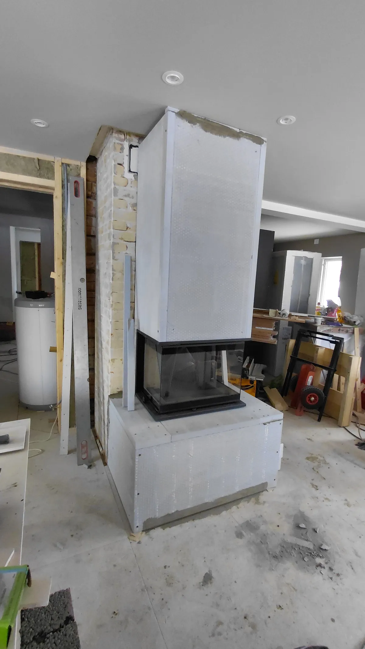 3 sidig romdeler bygget med benk eller leppe foran