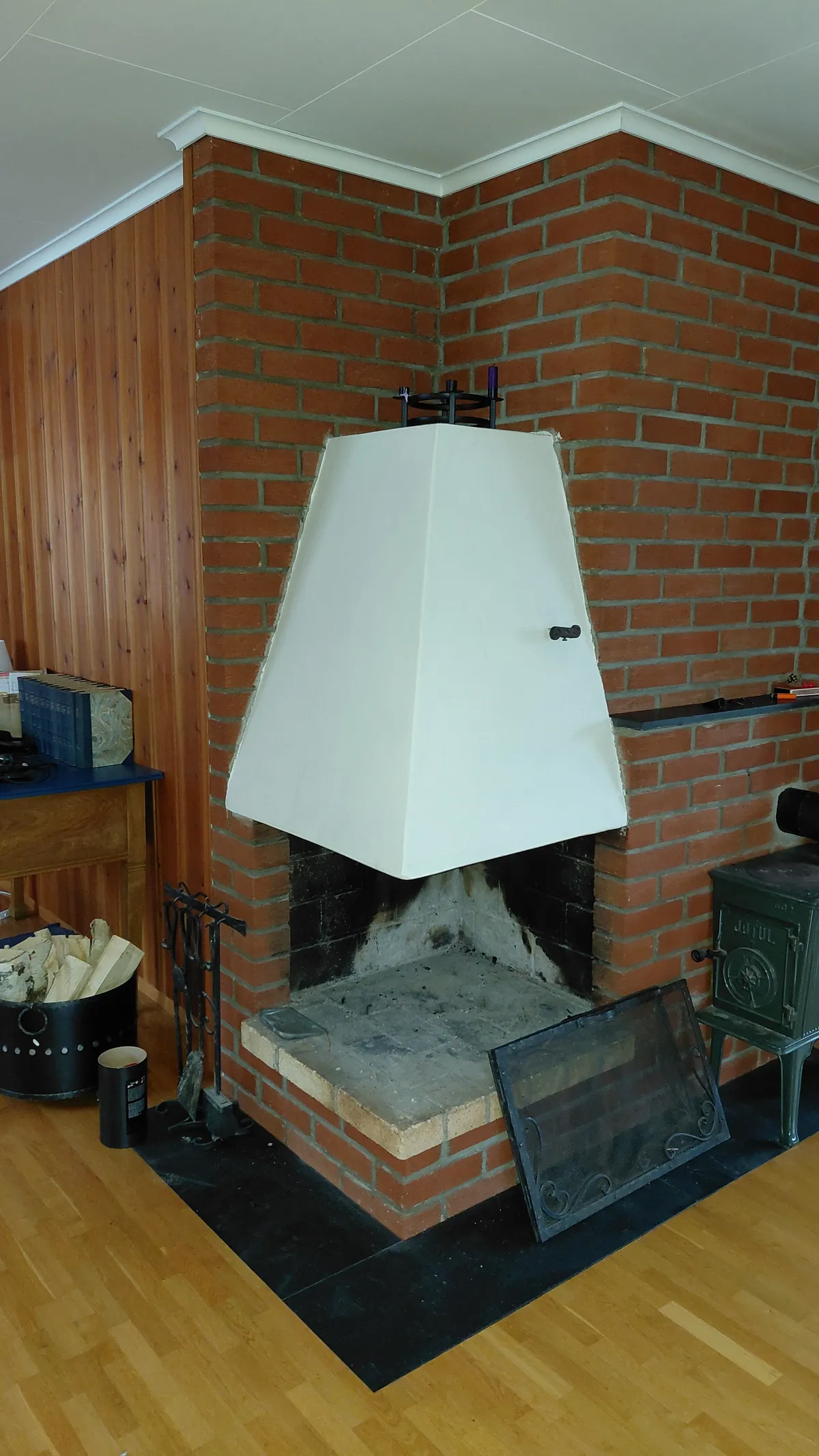 Åpen peis før riving og montering av ny vedovn