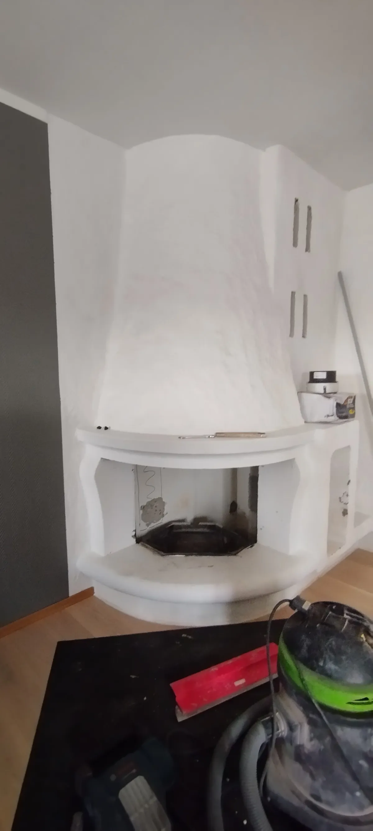 Åpen peis som blir innsatt med ny innsats