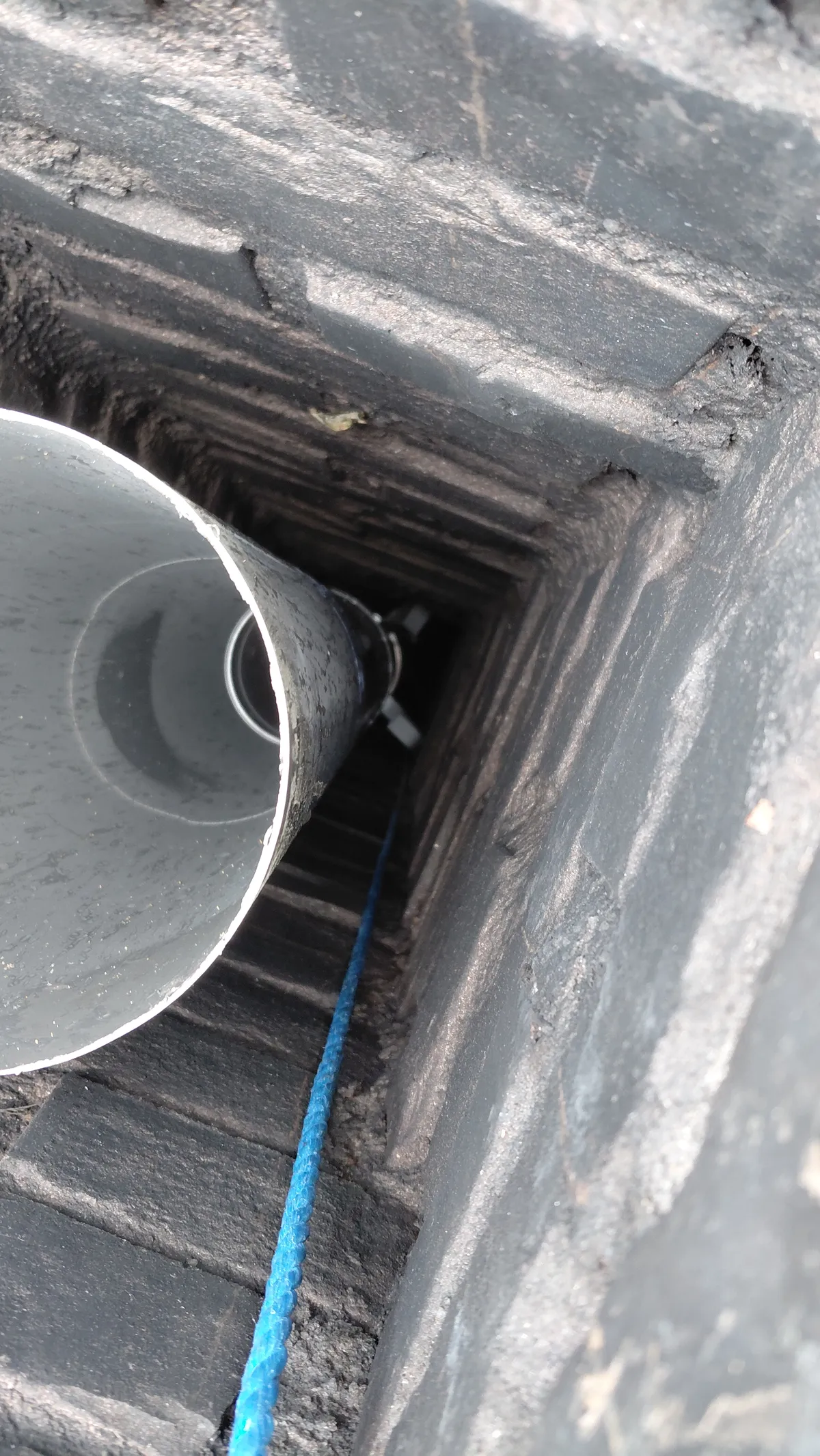 Bilde nedover i skorstein ved foring av nye stålrør i teglpipe