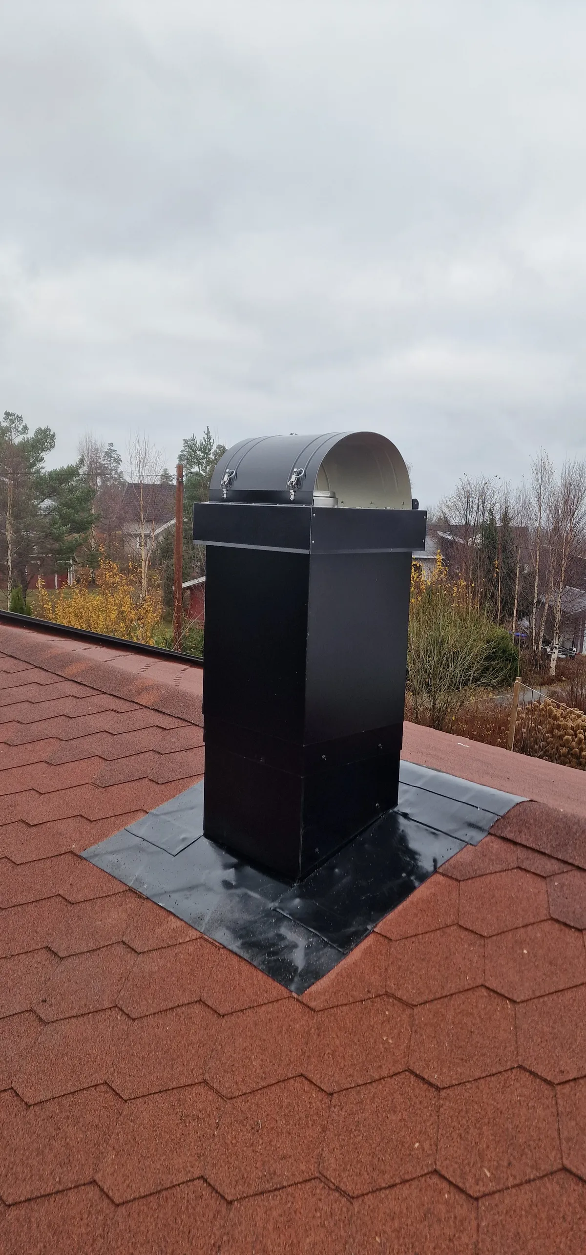 Firkantet beslag på ny isolert stålpipe