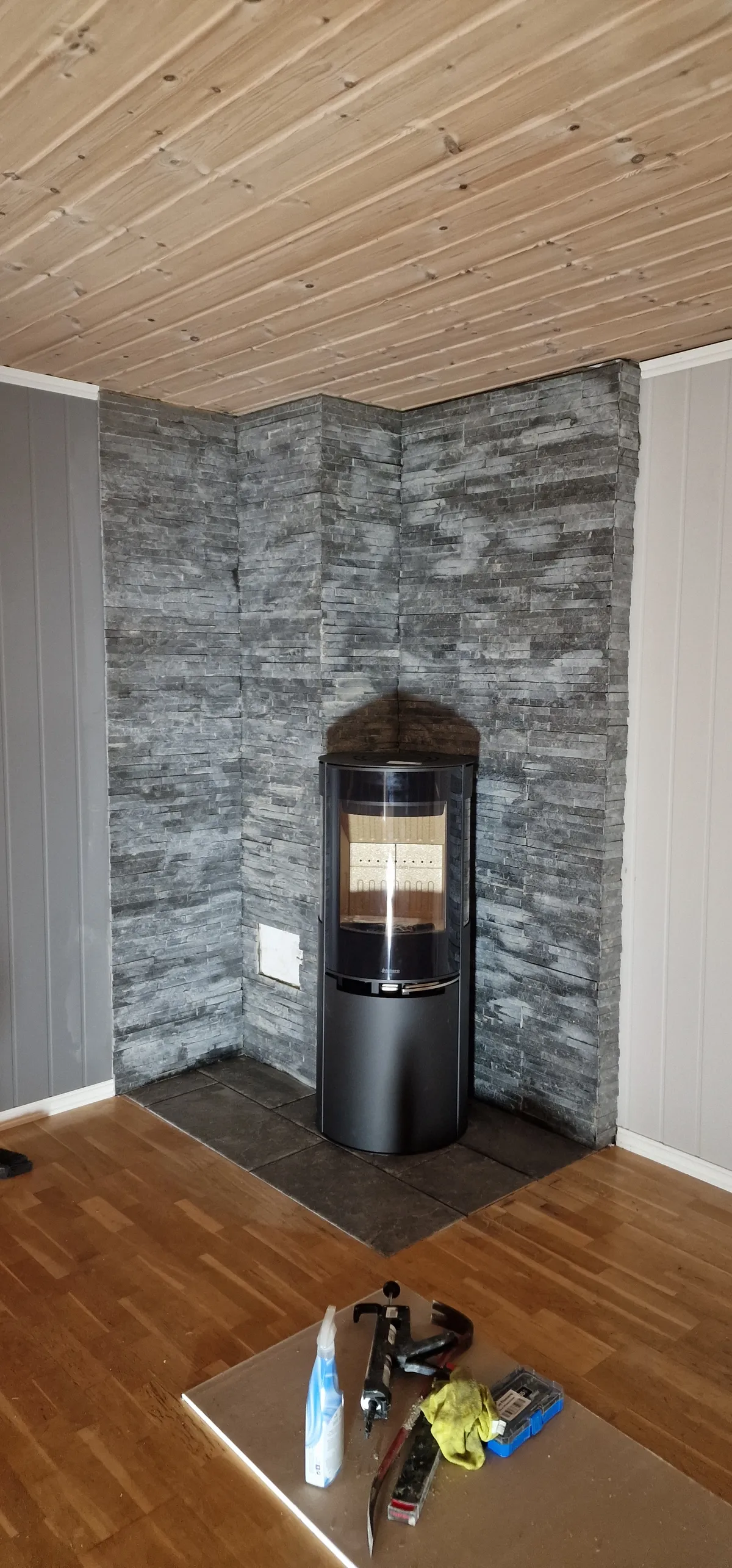 Flislegging og montering av aduro vedovn