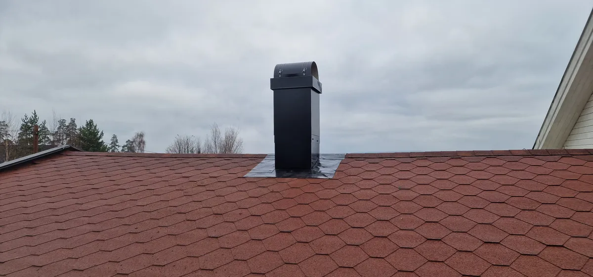 Isolert stålpipe montert på papptak, svart firkantet beslag