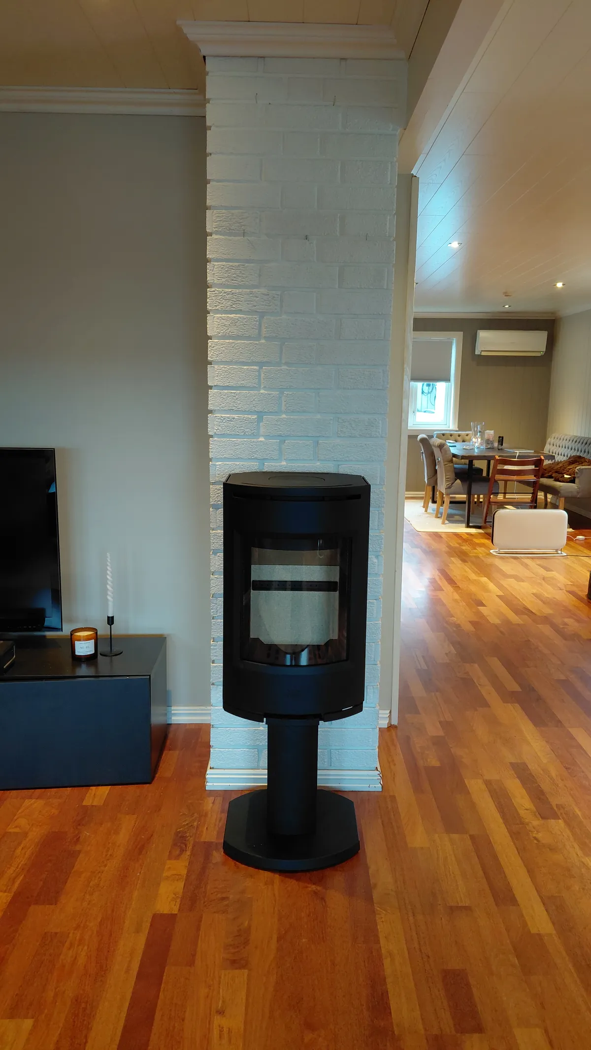 Jøtul vedovn montert i moderne bolig leca pipe