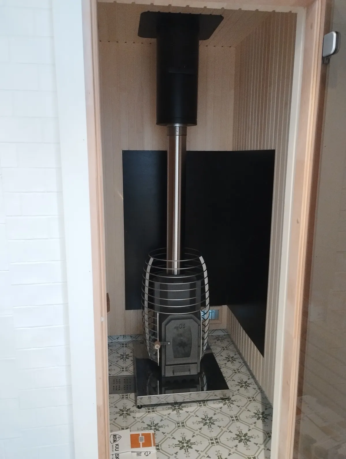 Montering av isolert badstue stålpipe og vedfyrt badstuovn