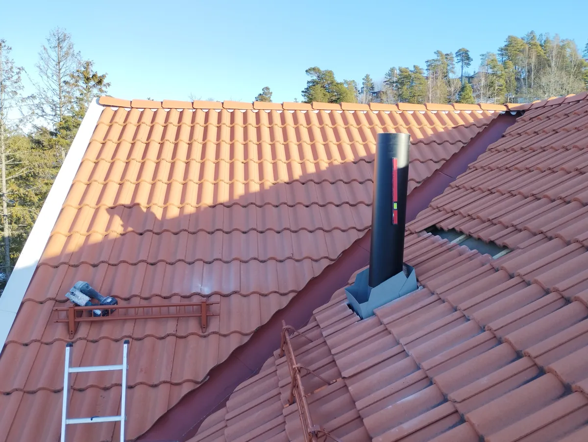 Montering av isolert stålpipe over tak