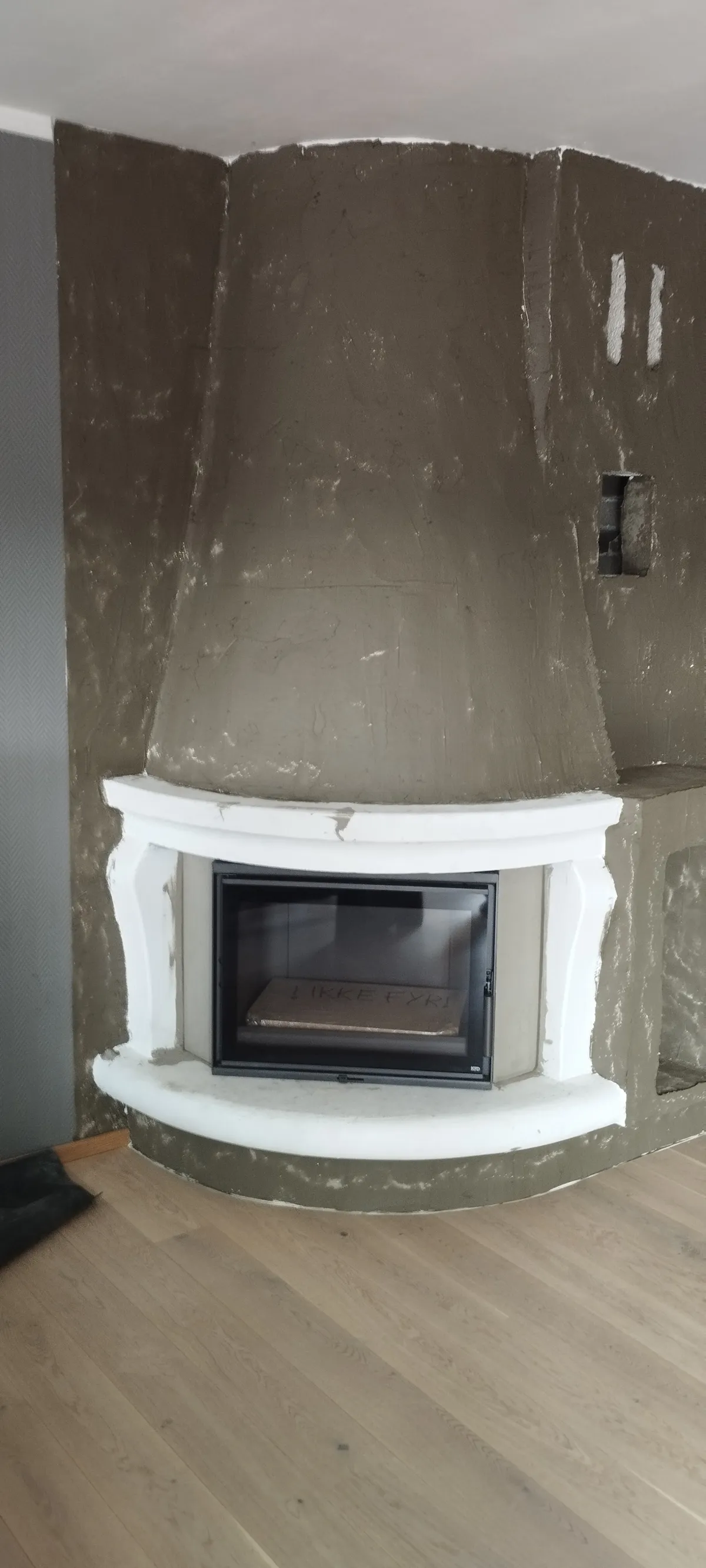 Montert ny peisinnsats i gammel åpen grue