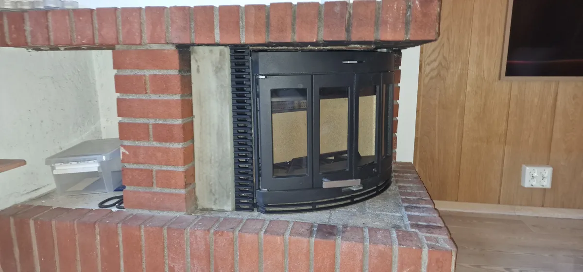 Nærbilde av peisinnsats i gammel grue