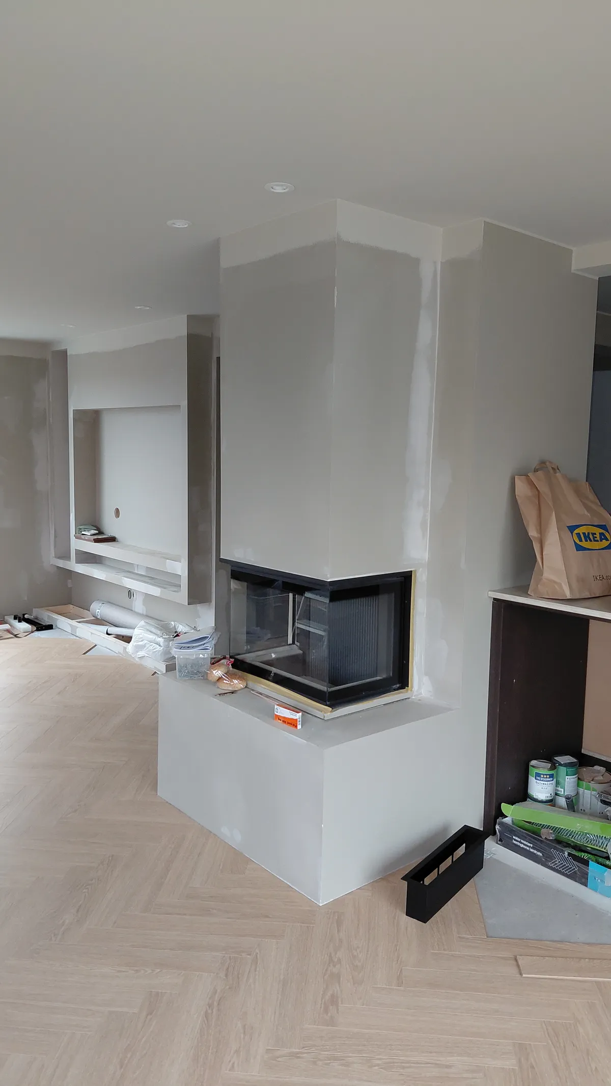 Nesten ferdig sparklet peis med 3 sidig glass