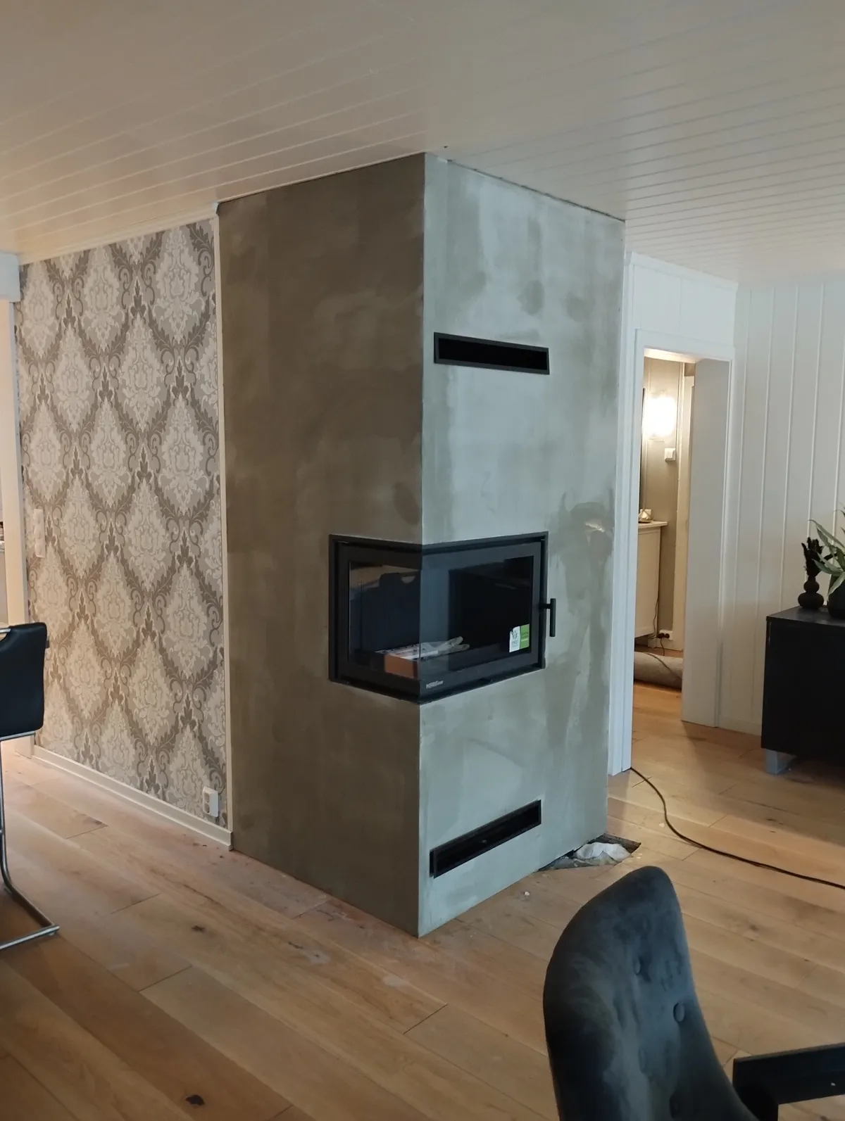 Nordflam peisinnsats bygget i stue med venstre glass