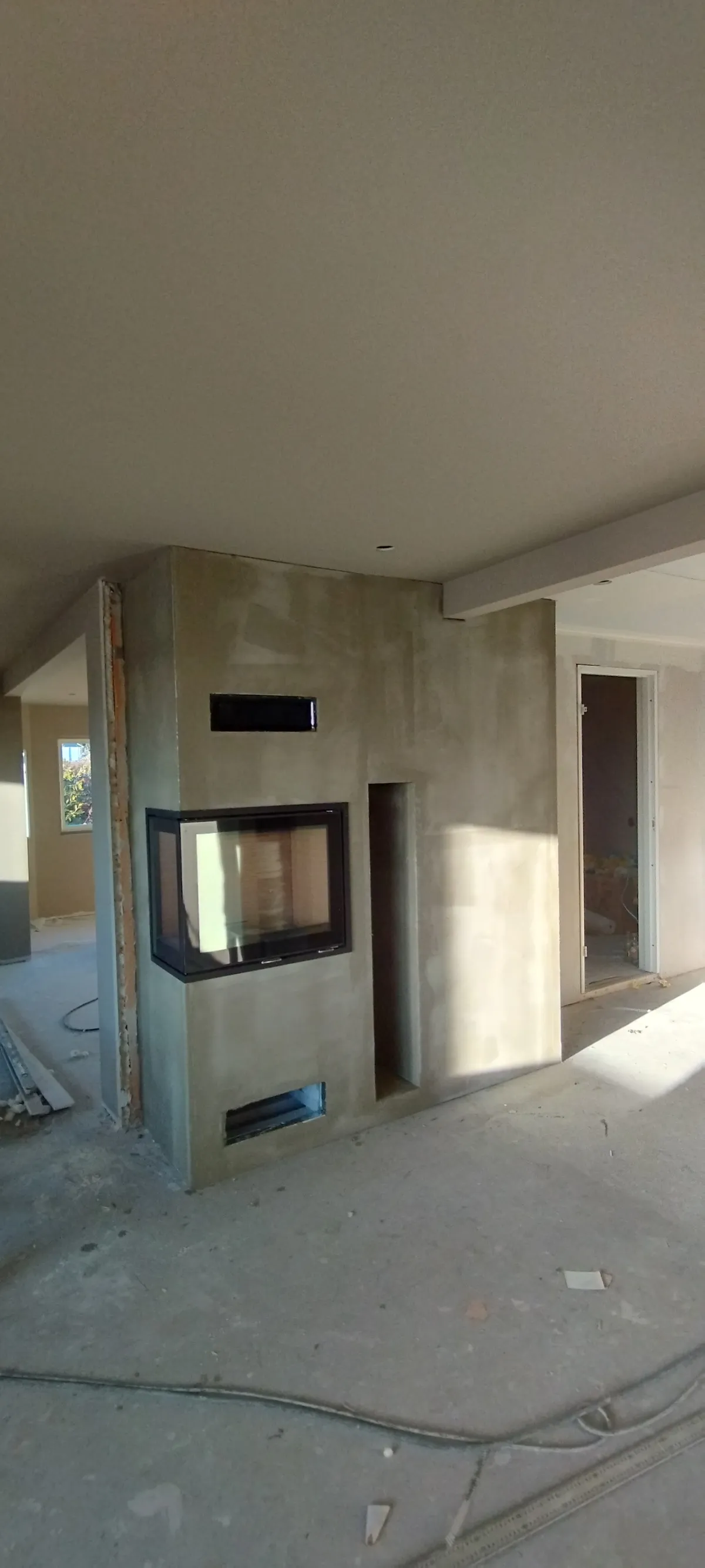 Peisinnsats montert i stue med vednisje