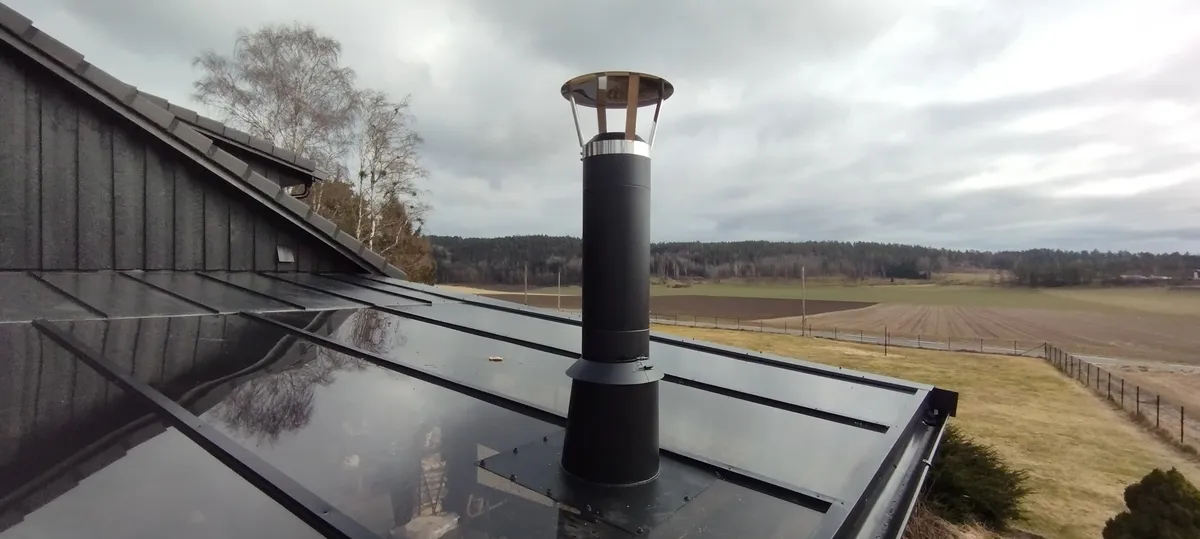 Stålpipe montert på plasttak