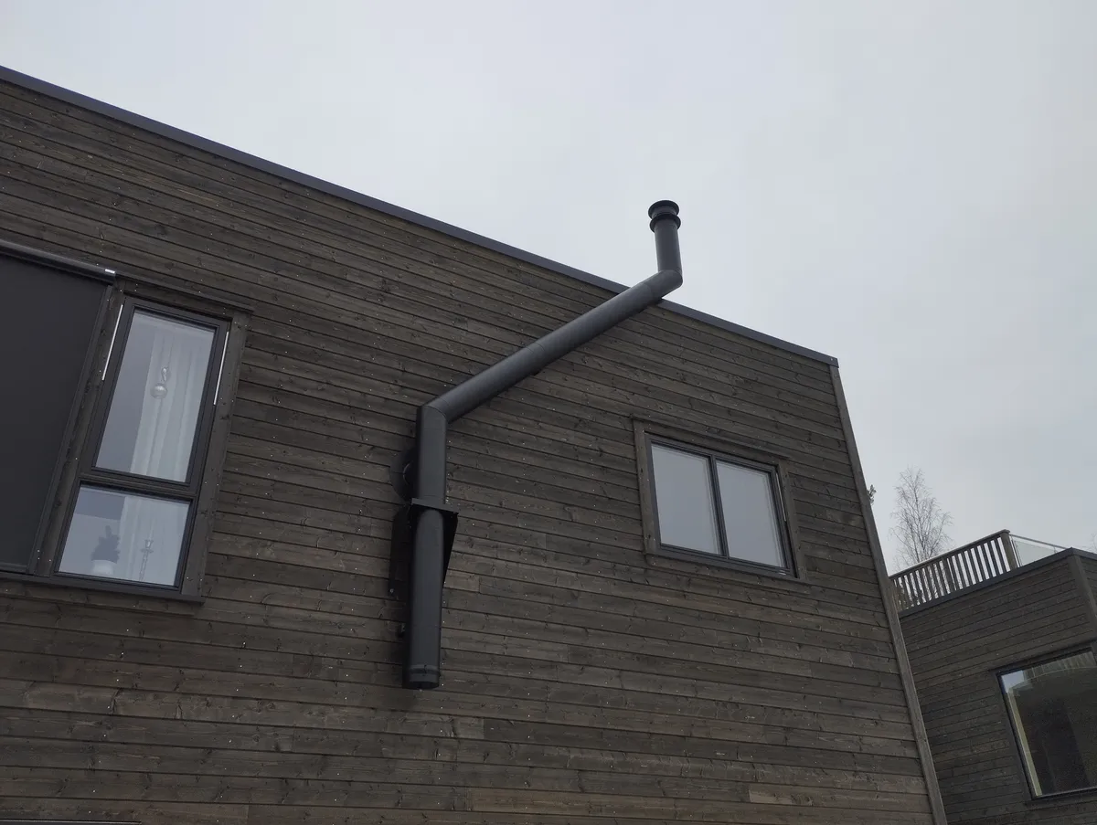 Stålpipe montert på ytter vegg med trekning 45 grader