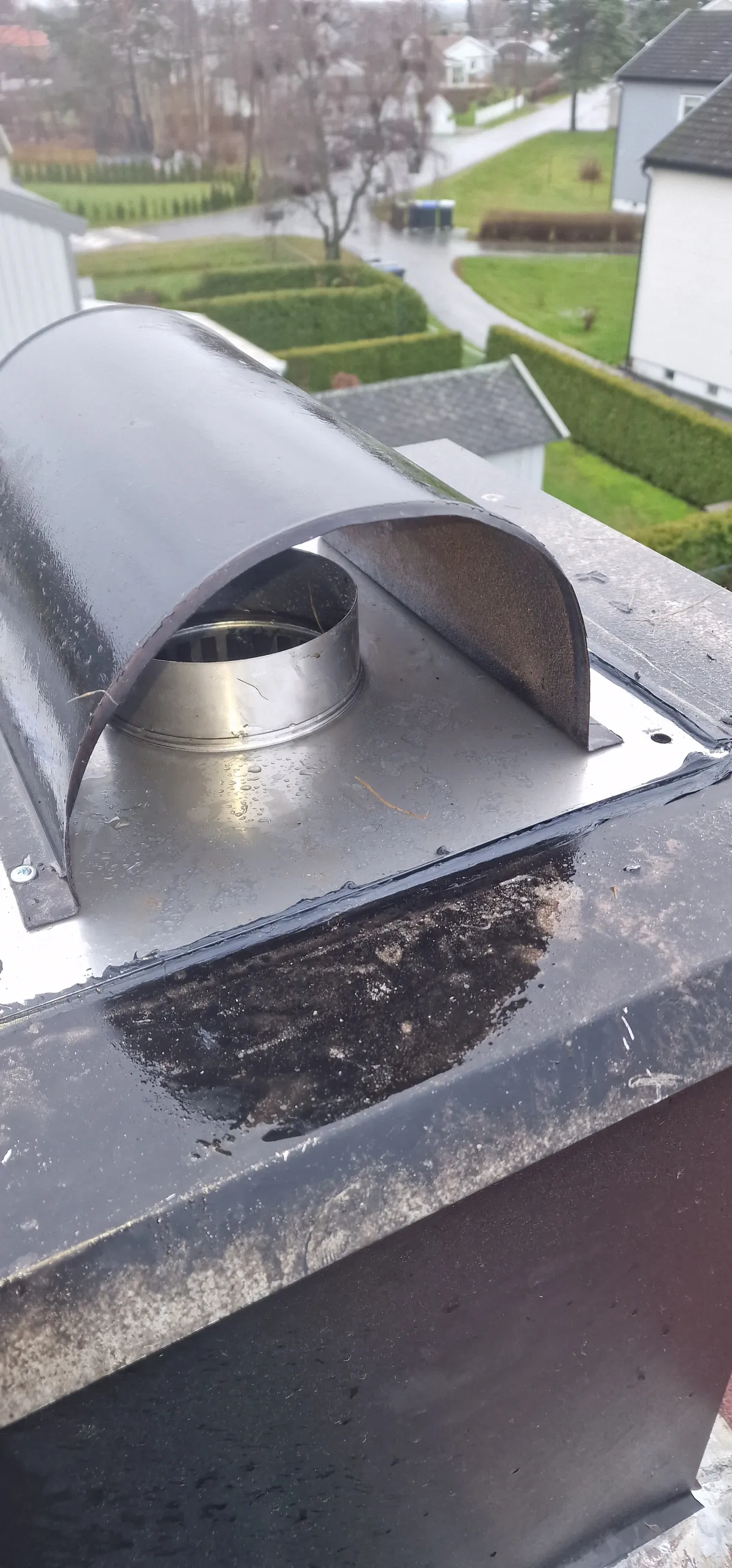 Toppbeslag på rehabilitering av gammel tegl skorstein