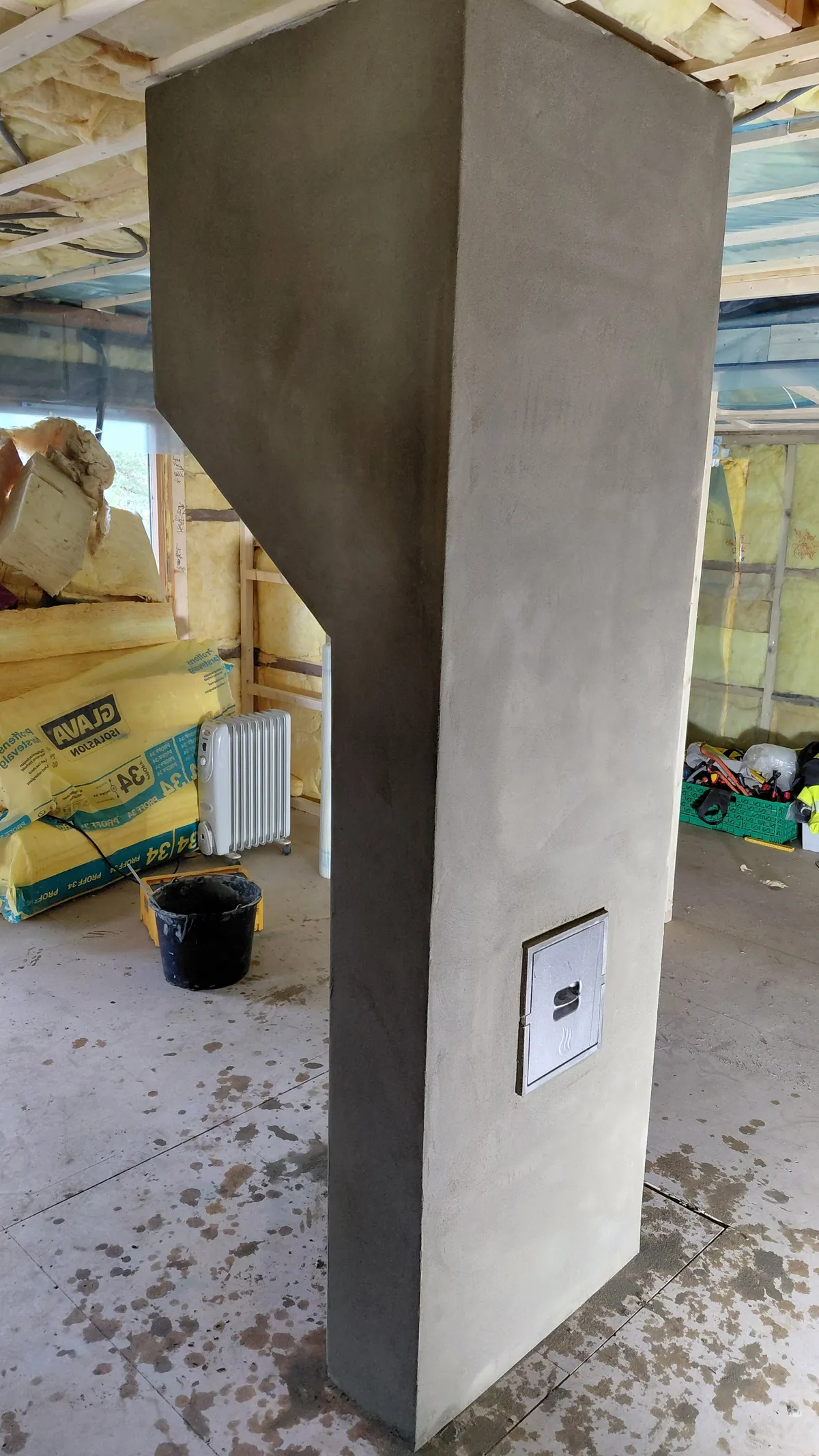 Umoderne trekant pipe som er pusset slett og montert sotluke