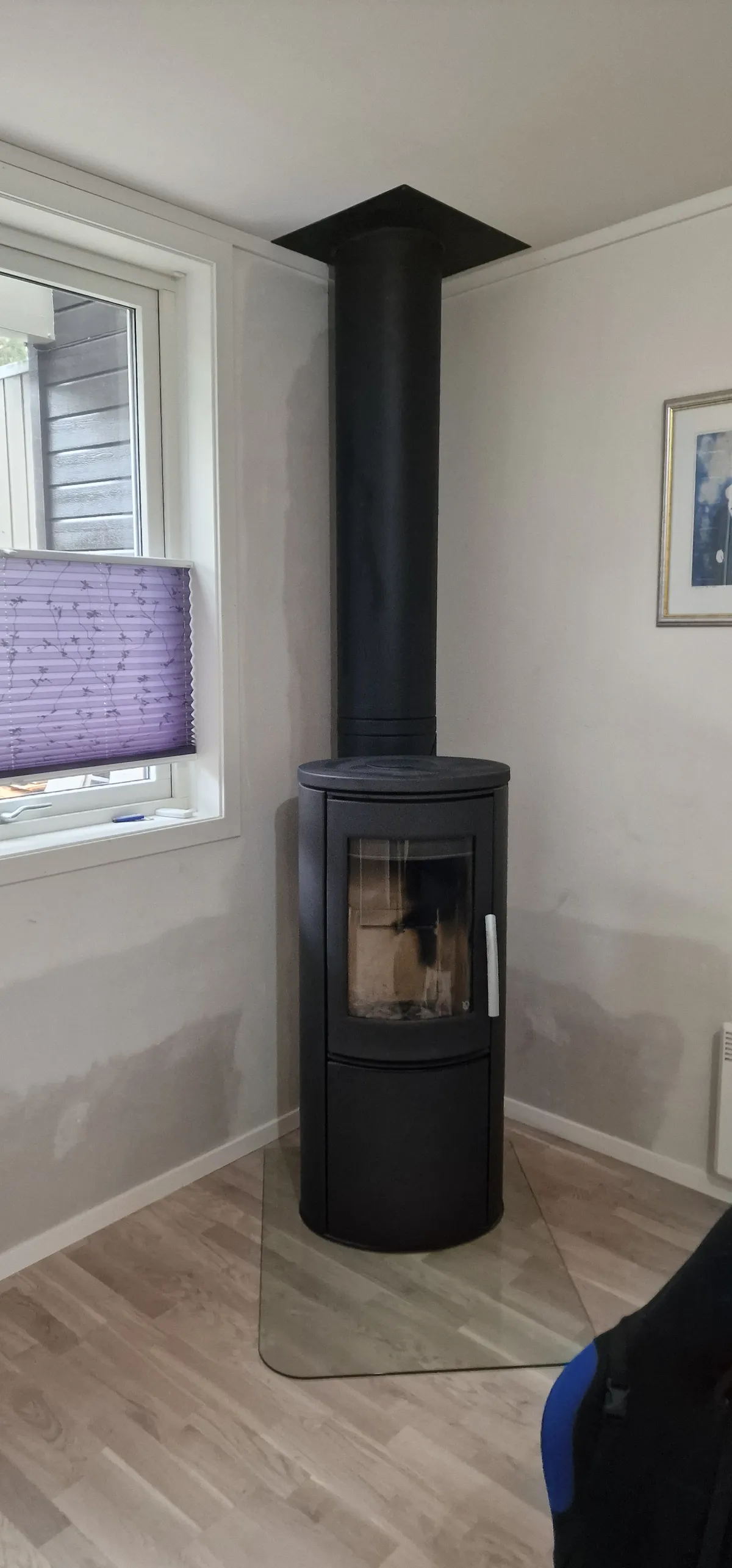 Vedovn montert med stålpipe bak